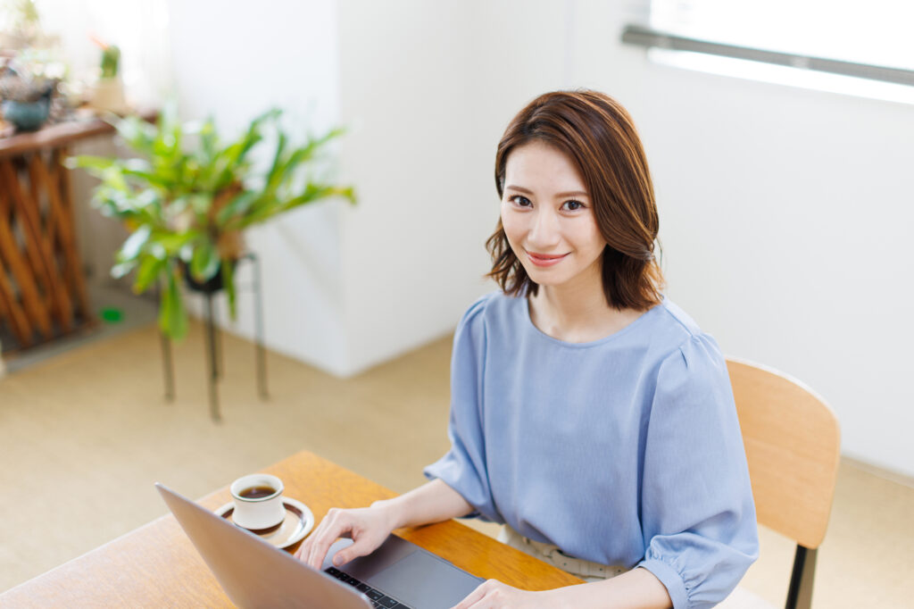 退職代行について調査する女性