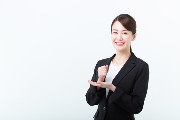 退職代行辞スルのメリットを見て納得している女性