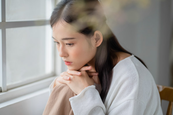 テレワークで落ち込んでいる女性