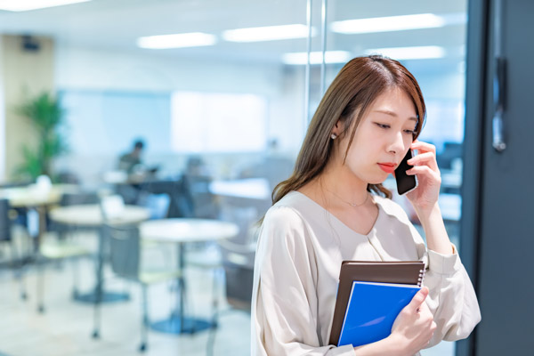 退職代行を利用する女性