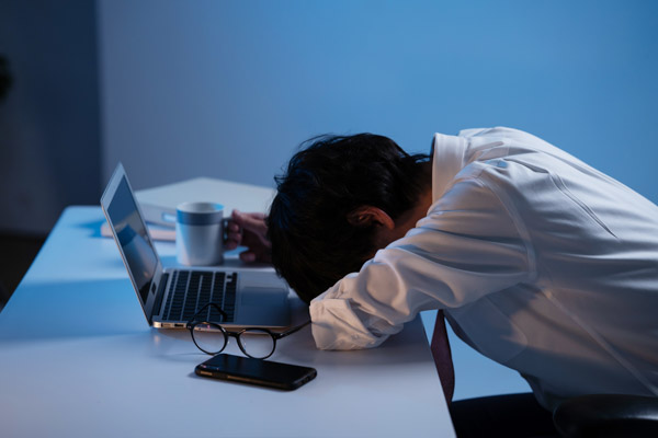 年末に即日で退職代行を使用したい男性