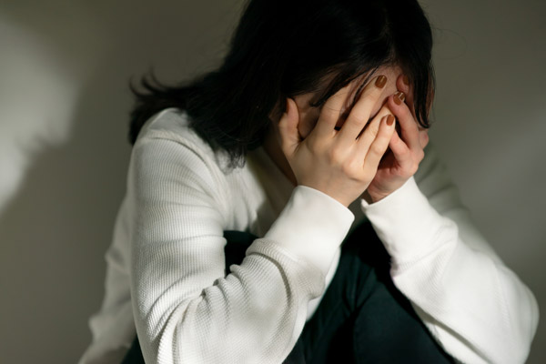 人間関係で落ち込んでいる女性