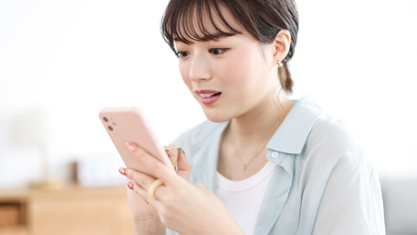 人間関係に悩み退職について調べている女性