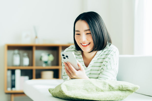 退職代行を利用して明るい表情になった女性