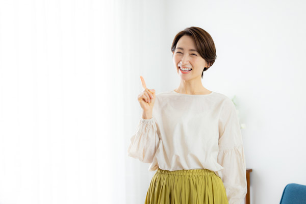 人間関係に悩んでいる人へアドバイスする女性