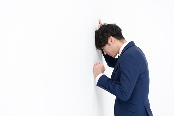 悩む新入社員